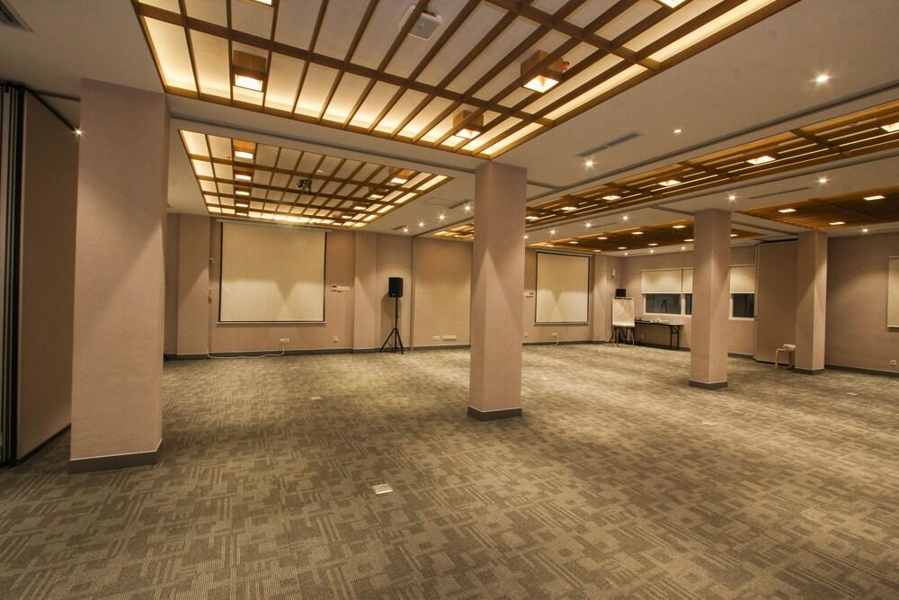 Kuretakeso Kemang Hotel Джакарта Екстериор снимка