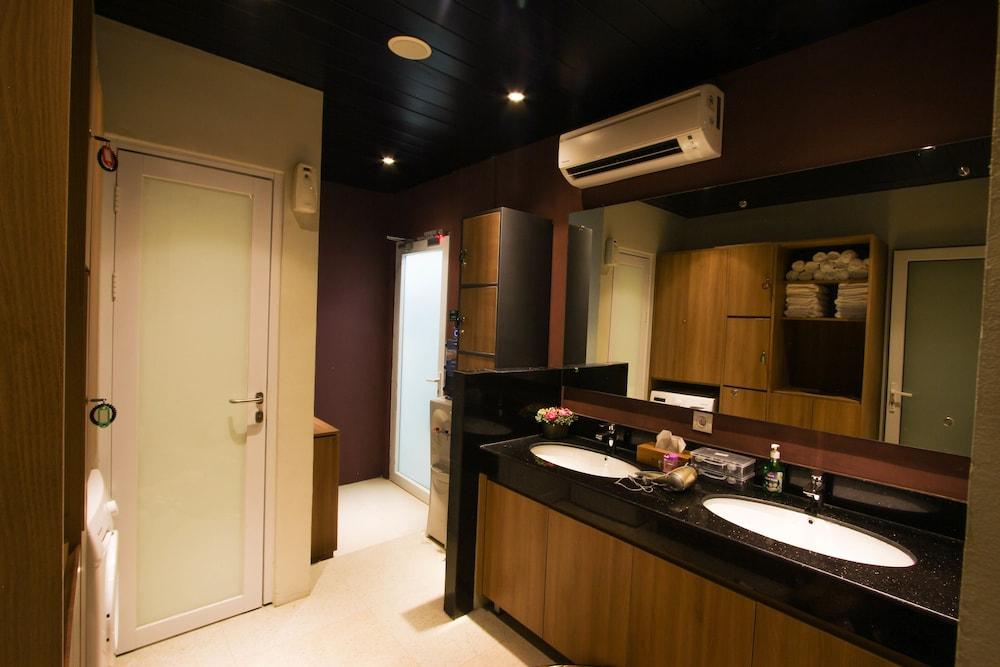 Kuretakeso Kemang Hotel Джакарта Екстериор снимка