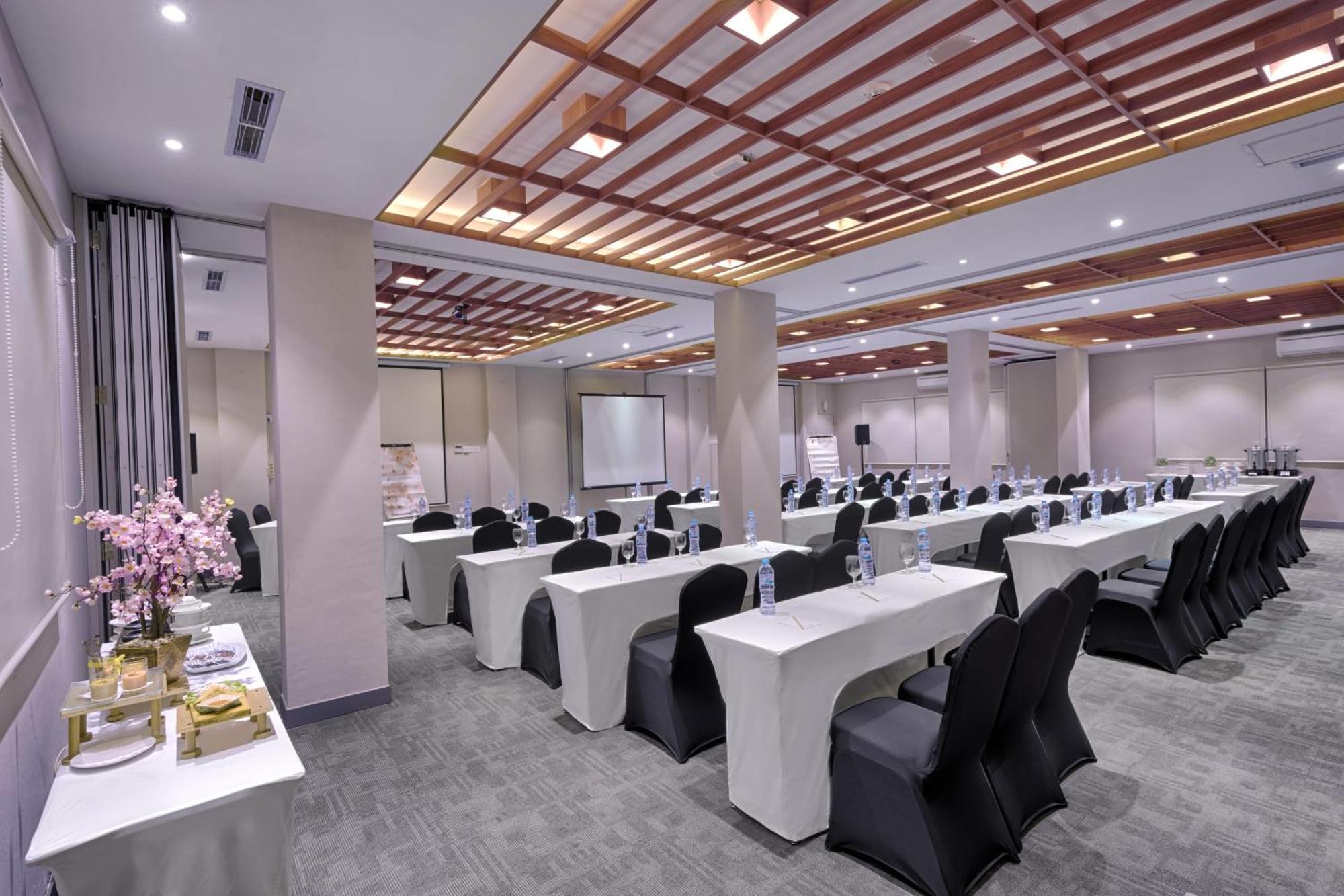 Kuretakeso Kemang Hotel Джакарта Екстериор снимка