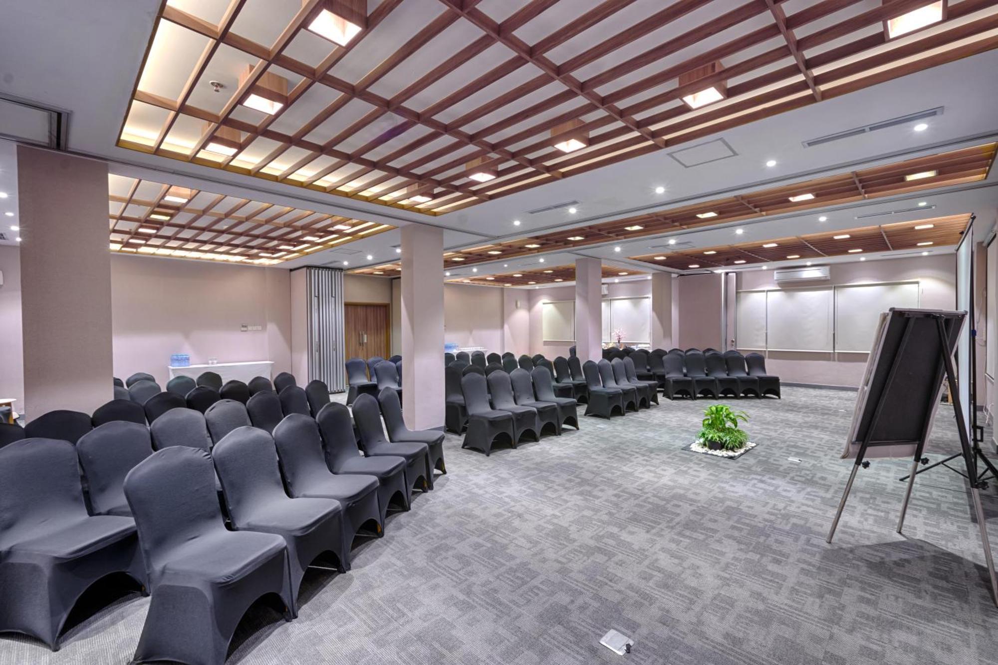 Kuretakeso Kemang Hotel Джакарта Екстериор снимка