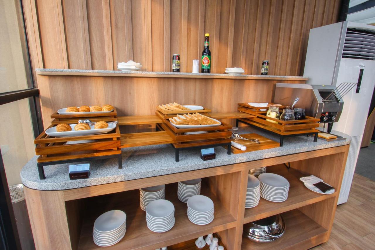Kuretakeso Kemang Hotel Джакарта Екстериор снимка